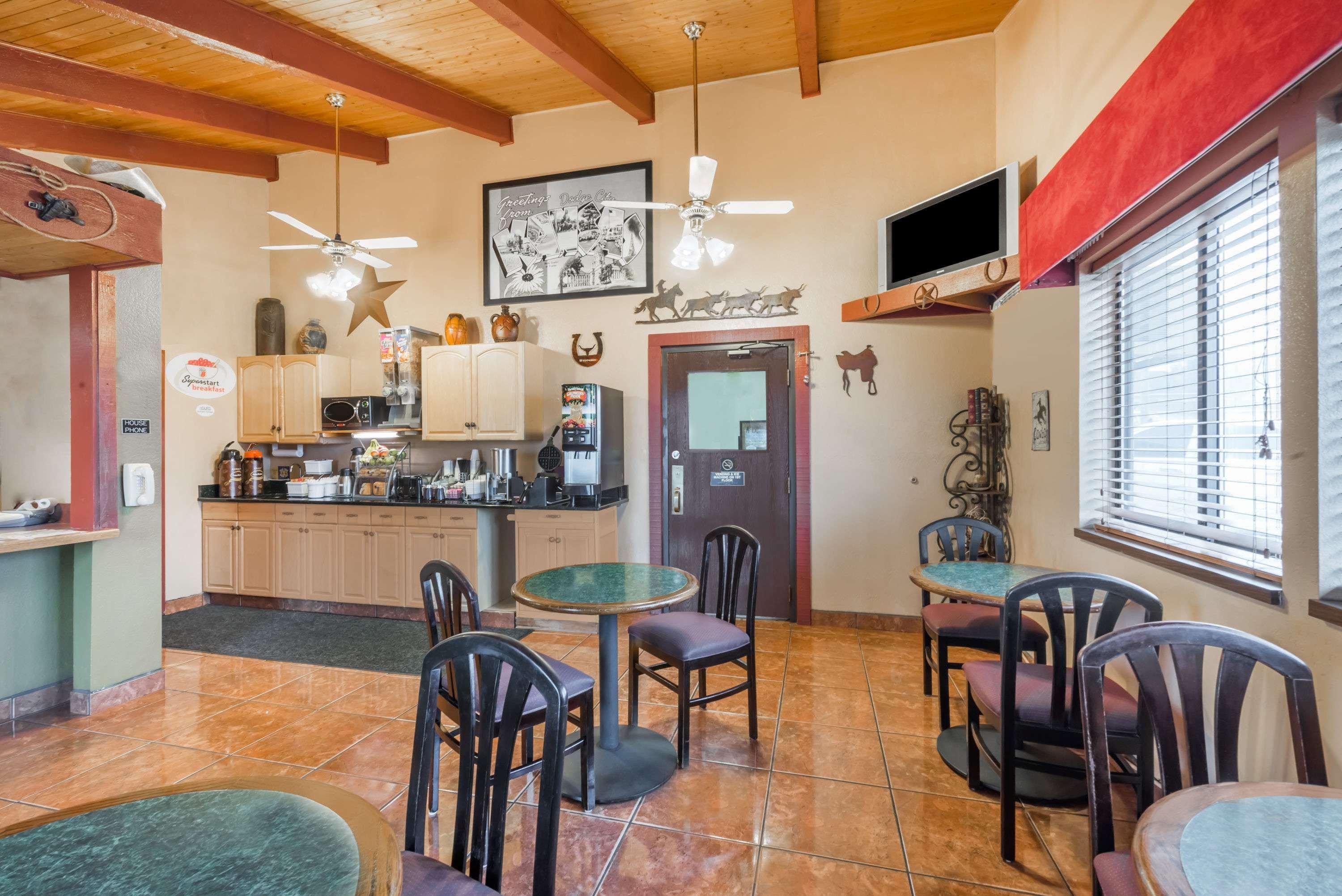 Super 8 By Wyndham Dodge City Esterno foto