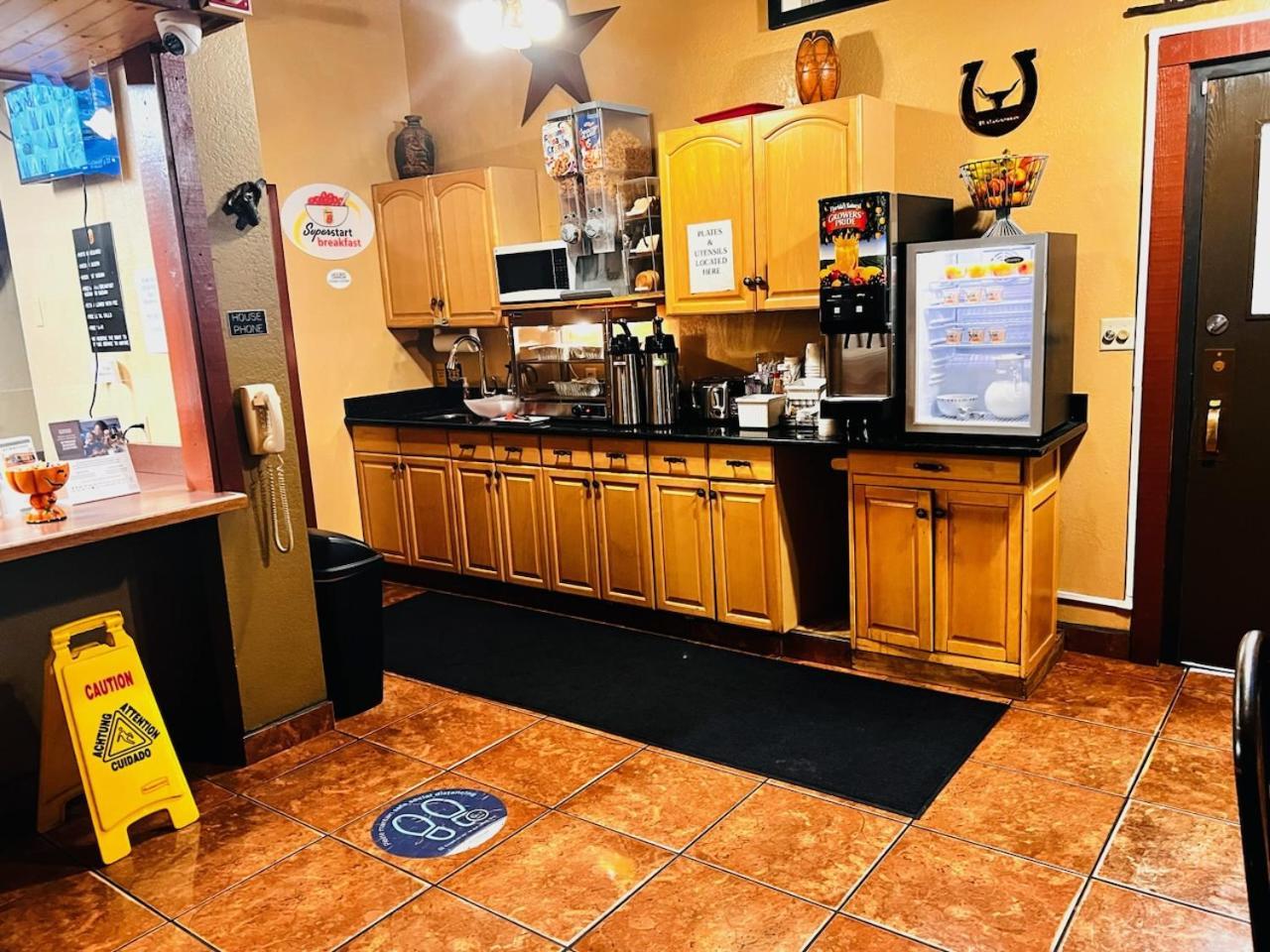 Super 8 By Wyndham Dodge City Esterno foto