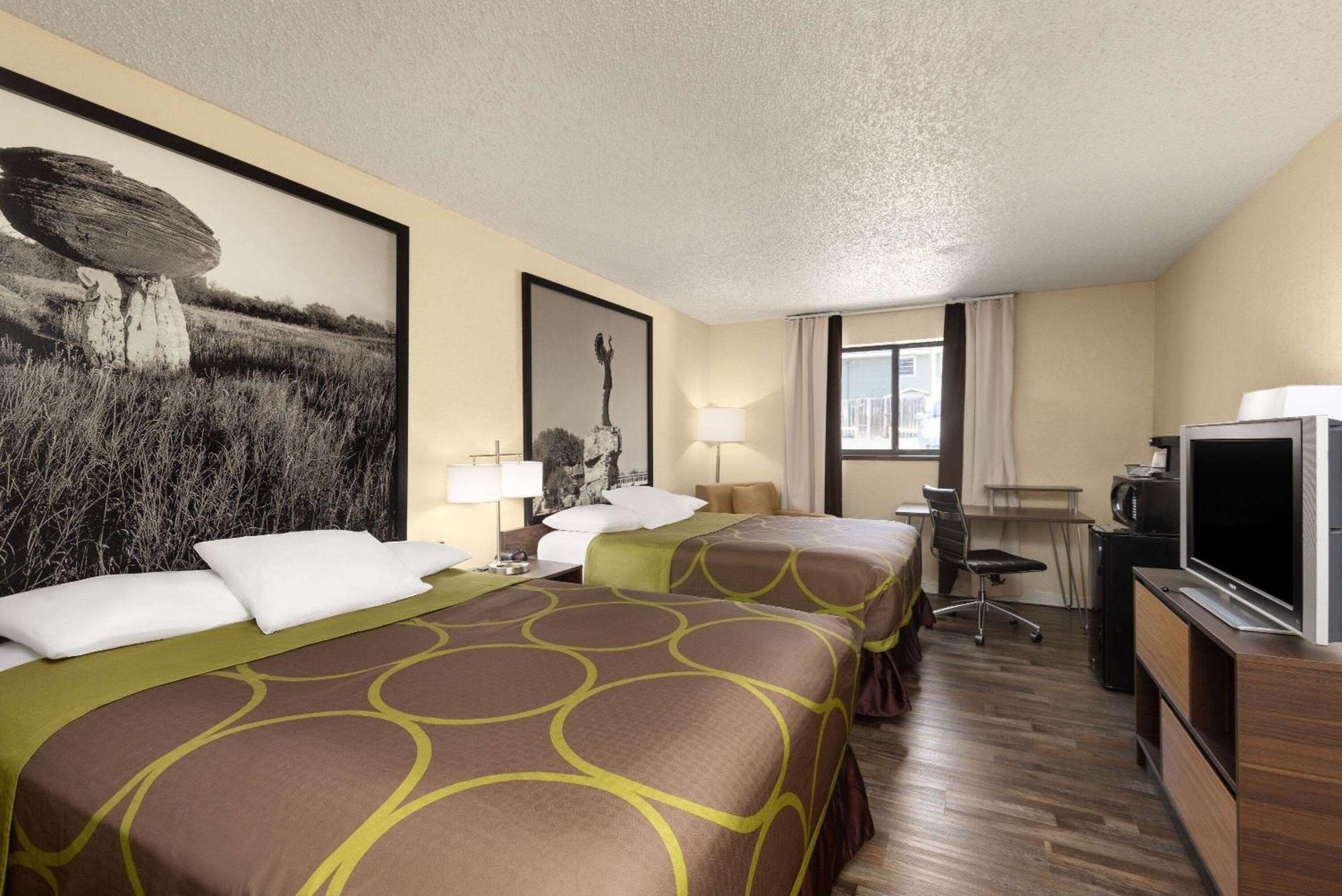 Super 8 By Wyndham Dodge City Esterno foto