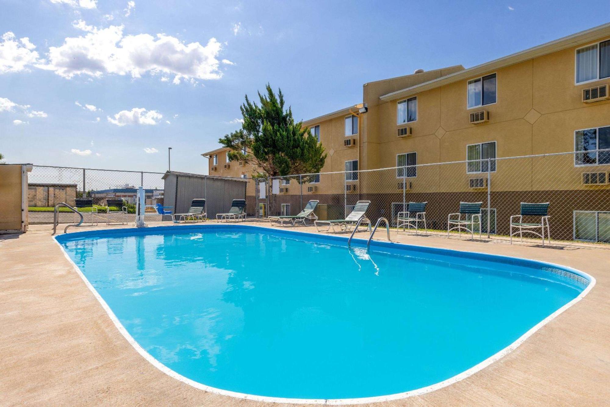 Super 8 By Wyndham Dodge City Esterno foto