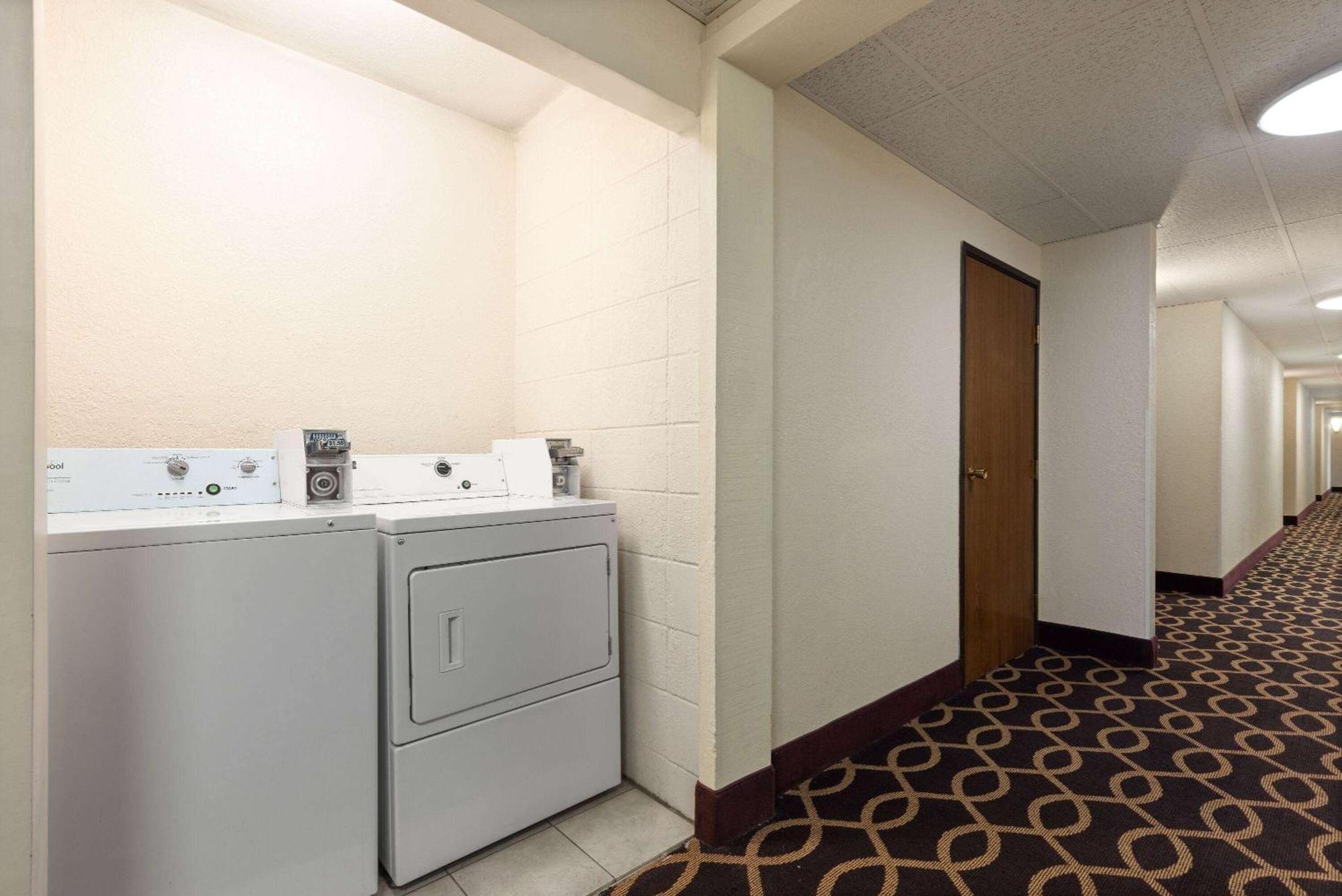 Super 8 By Wyndham Dodge City Esterno foto