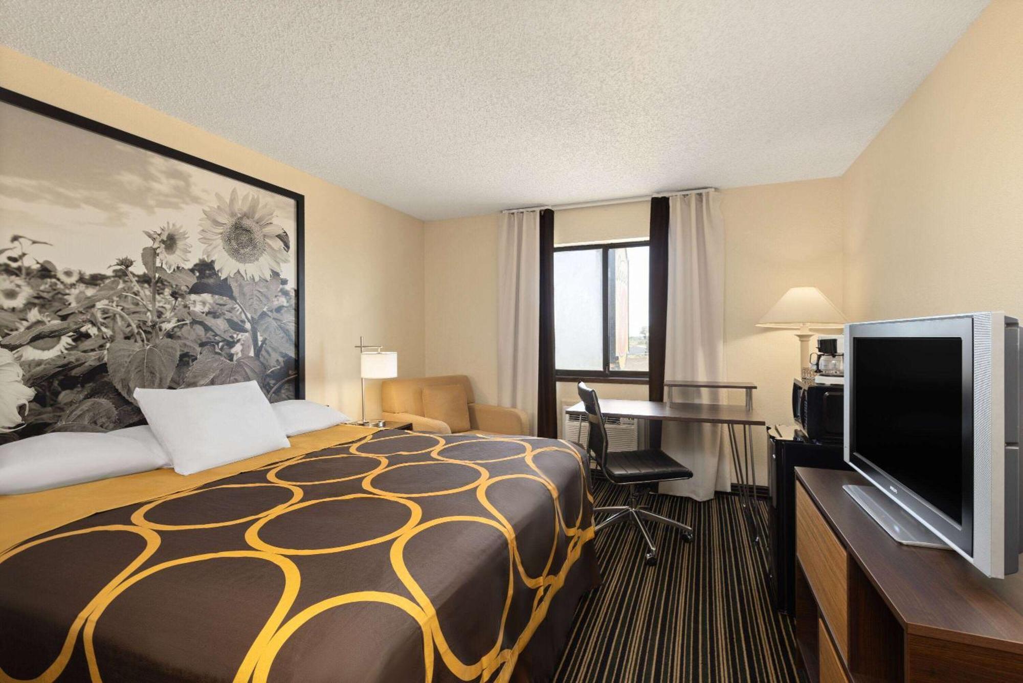Super 8 By Wyndham Dodge City Esterno foto