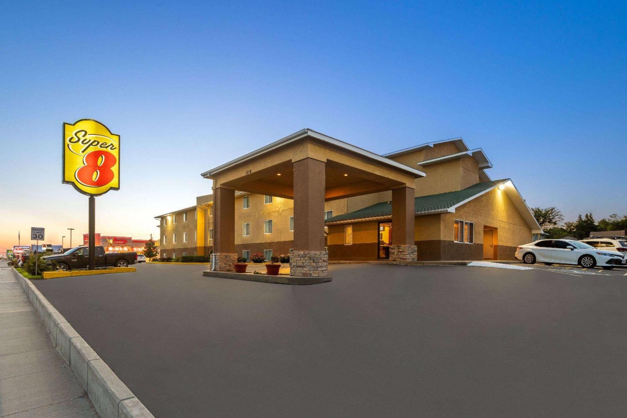Super 8 By Wyndham Dodge City Esterno foto