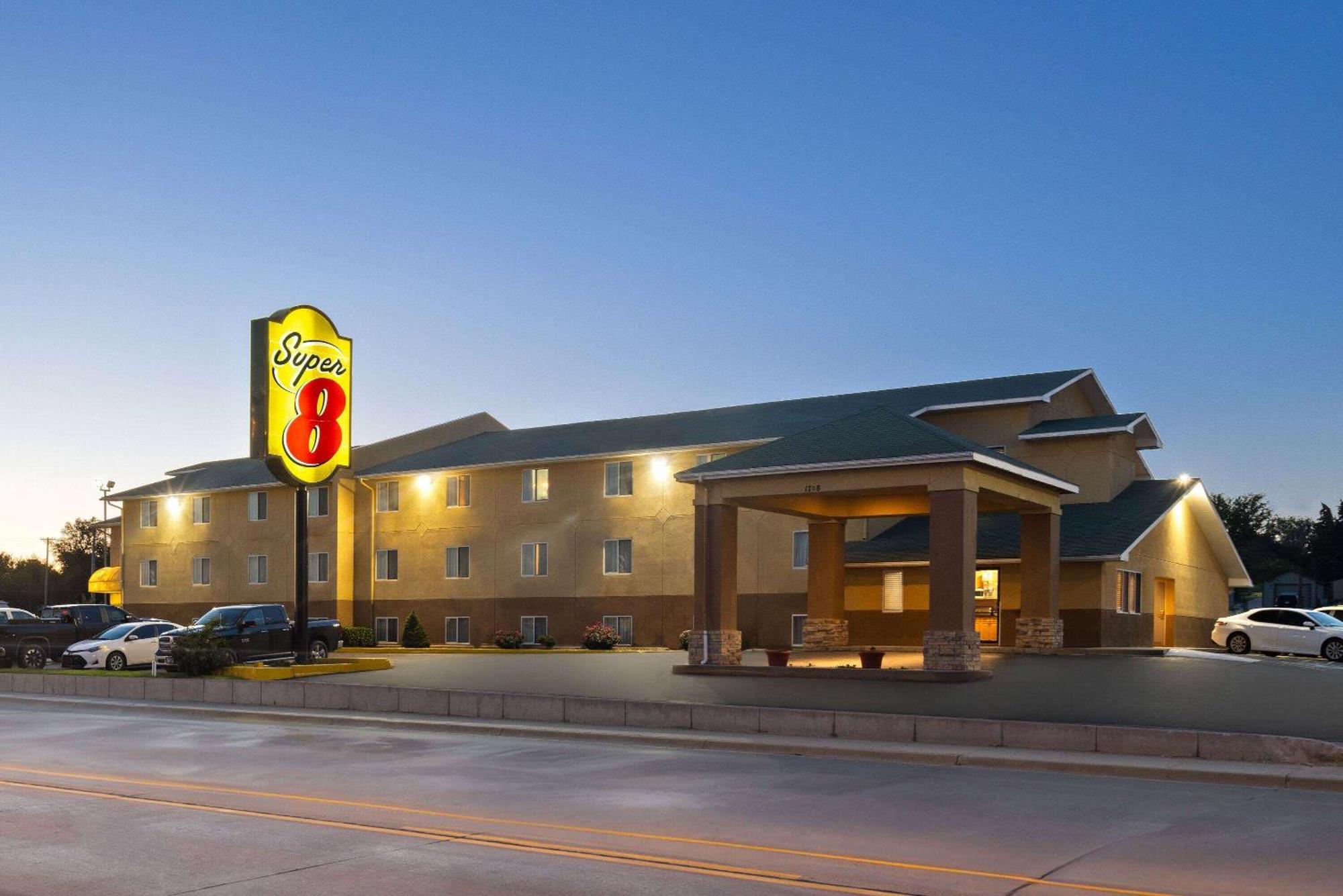 Super 8 By Wyndham Dodge City Esterno foto