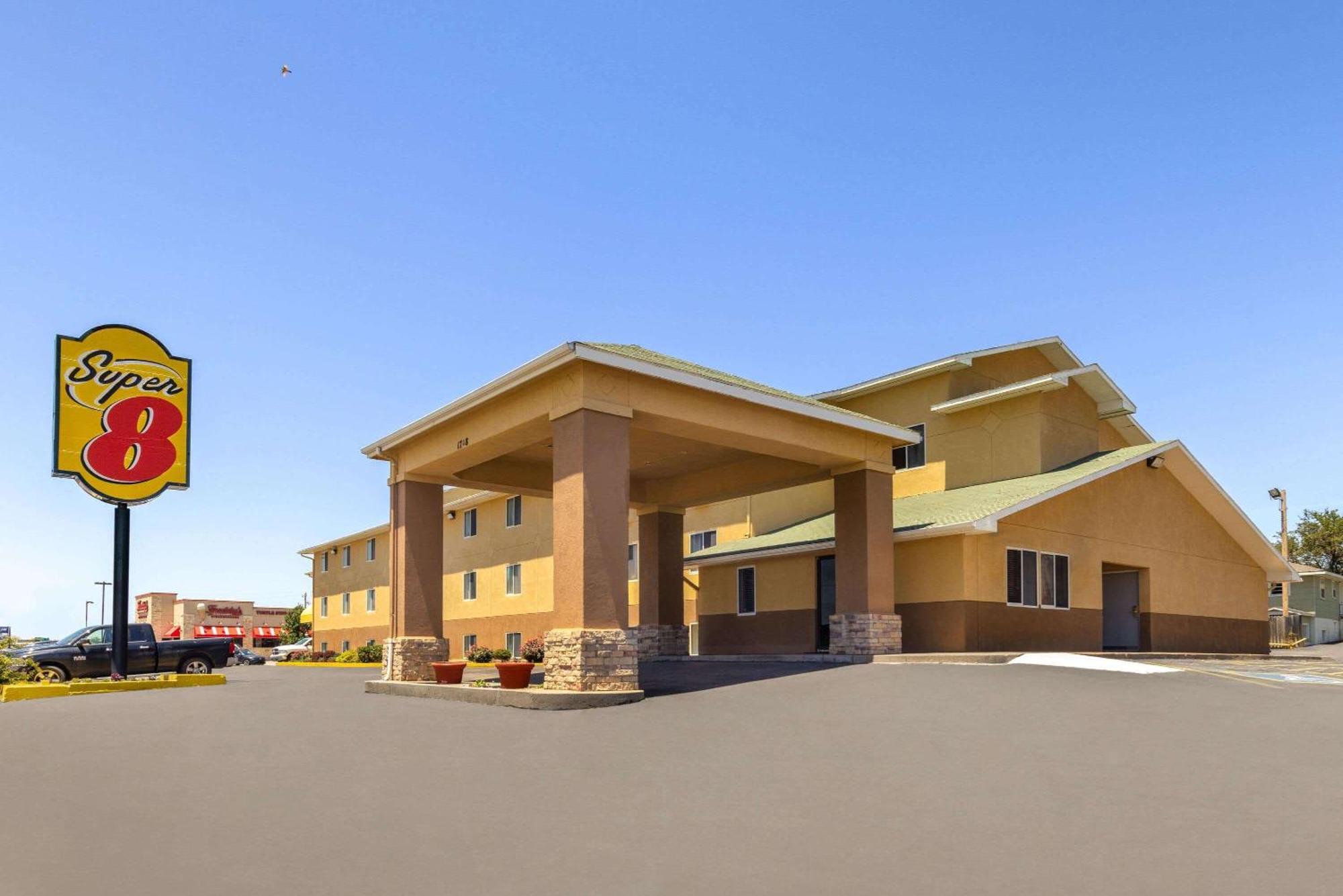 Super 8 By Wyndham Dodge City Esterno foto